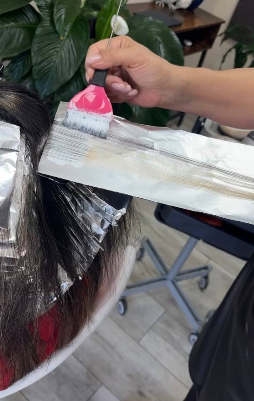 Proceso profesional de decoloración con aplicación sobre papel de aluminio
