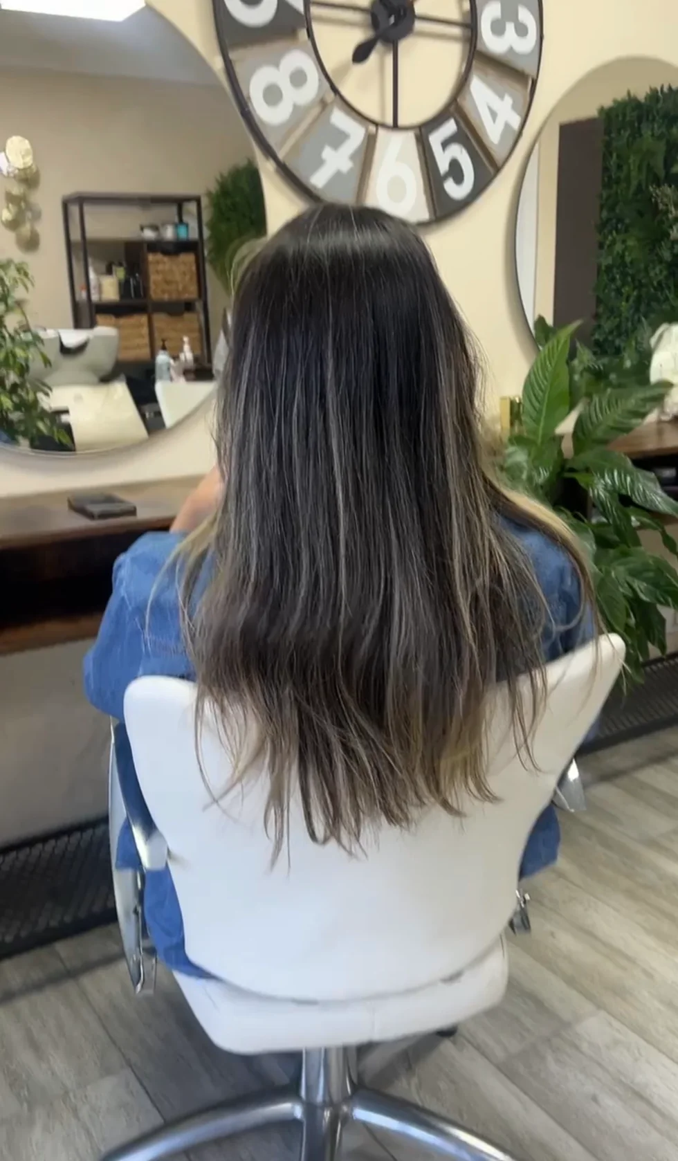 Cabello oscuro antes de un trabajo técnico